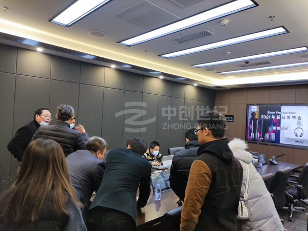 中創世紀業務銷售人員為來賓們介紹和演示智能會議室 中創世紀業務銷售人員為來賓們介紹和演示智能會議室