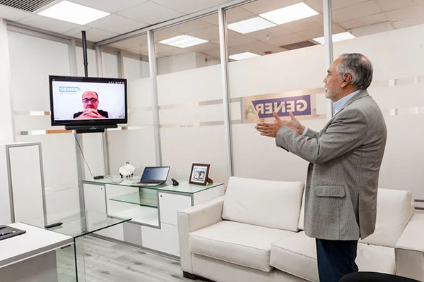 GENERA首席執(zhí)行官在辦公室使用BOSE VB1開會(huì)的場景照 GENERA首席執(zhí)行官在辦公室使用BOSE VB1開會(huì)的場景照